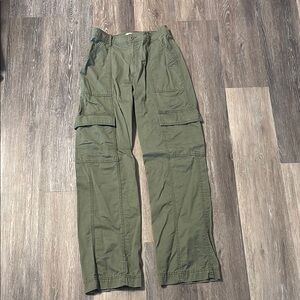 Abercrombie & Fitch Green Cargo Pants. Size 6